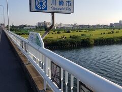 橋の途中にある川崎市と大田区の境の看板。多摩川が県境ですね。