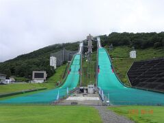 やってきました、白馬ジャンプ競技場。
長野オリンピックのスキージャンプ競技の会場だったところ。

右がラージヒル、左がノーマルヒル。
今日の営業は終わっていた。ここにはまた明日、改めて来ようと思っている。