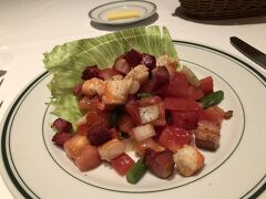 ウルフギャング丸の内でステーキランチを頂きます。ビールを飲みながら、まずはサラダから。