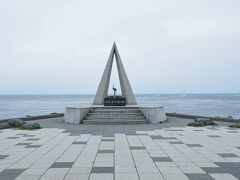 北緯45度31分22秒
北海道本島最北の地「宗谷岬」にやってきました。

海と空が青かったら言う事ないのですが、この方が最果て感がある？