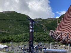 こっちに行くと、ここら辺で一番高い山、剣ヶ峰に行く道がある。去年登ったけど頂上手前で渋滞してて帰ってきちゃったんだよな。いつかリベンジしよう。