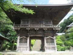 長尾神社から500mほどの等覚院へ。
住宅地に建つ天台宗の寺院です。山門にあたる木造の仁王門は、獅子やバクの彫り物や天井絵が描かれ堂々とそびえている感じの門です。