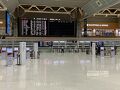 18時、成田空港第２ターミナルに到着。

３年ぶりの空港は、コロナ＋夜便の影響でターミナル内はガラガラ。
ちょっと寂しい感じがしてしまうけれど、
国際線の出発ロビーに来ると、これから始まる旅への期待感でめっちゃワクワクなのです ♪(๑ᴖ◡ᴖ๑)♪
