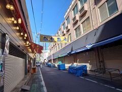 さて、チェックアウトする前に朝ごはんを食べようと仙台朝市へやって来ました。

んが、今日は日曜ということもあり、商店街にBGMは流れてるもののほとんどの店は休みです。
よく調べてなかったンゴ(笑)