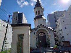 食後の散歩を少し迂回しながら戻っていると、仙台ハリストス正教会の前に。

函館にあるのは有名でいったこともありますが、同じロシア正教会だけあって造りが瓜二つですね。