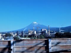 (写真) 7:51 新幹線より 富士山に見送られ関西のお城にいざ出陣！

★旅の出費
移動  16,740円
宿泊  5,400円
観光  2,000円
食事  3,503円
合計   27,973円

★出費内訳
☆移動費
10/30　
東京～竹田　乗車券 ￥9,790
東京～米原　新幹線普通 ￥4,620
近江八幡～大杉町 バス代×２ ￥440
八幡山ロープウェイ往復 ￥890
10/31　
近江八幡~長命寺　バス代×２￥1,000
☆宿泊費
10/30　
ABホテル近江八幡 13㎡ バスタブなし ￥5,400
☆食事代
10/30
クルミごま豆乳つけ蕎麦 ￥1,100
ビール、オデン等 　　 ￥2,403
☆観光費
10/30　
埋木舎 ￥300
彦根城セット券 ￥1,200
10/31　
長命寺本堂内陣特別公開 ￥500
☆その他
10/30　
コインロッカー代 \300
お賽銭 　　　　　　\30
………………………………………………………………
☆The First Day ☆　１0月30日（土)

6:52　東京駅着。 竹田まで乗車券を買い途中下車をするので、地元駅でスイカをタッチしないように要注意！！ 　緊急事態宣言が開けたばかりの週末だったので早めに東京駅着。
 地元の急行電車で早朝にも拘わらず座れなかったので、予定より早い新幹線ひかり501で空席があったので慌てて乗る。 名古屋で乗り換えてその後座れなかったらどうするの？ と車内でチョット後悔。 米原に止まる新幹線の数は少ないので要注意。
名古屋に着いた次の新幹線（これは米原には止まりません）は混んでいたので、名古屋9:19発　ひかり６３３ 座れるかな？　無事に座れました。　新幹線には30年近く乗った事がないので(通算して１０回乗ったかな？) 飛行機に乗るより心配が尽きなかった。
彦根駅でYさんと待ち合わせなので、上手く乗り継げるよう車内で車掌さんに教えて貰う。　9:53 米原着　9:59 米原発　
