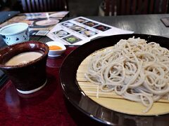 (写真) 13:36 クルミごま豆乳つけ蕎麦　\1,100 献上伊吹そば つる亀庵

白っぽい蕎麦なので　蕎麦の風味が薄いのではと思いましたが、風味良く、腰があり最高。最終日ならお土産に買ったのですが( ;∀;)
ですが クルミごま豆乳つけ蕎麦そのまま戴けば問題ないのですが、私はYさんと話すのに夢中で「先ずそのまま戴いてその後ラー油を入れて別味をお楽しみ下さい」とか言うメッセージを読まずに直ぐにラー油入れて食しました。即、咳がでてしまい、ヤバ！とマスクを。既にラー油の入ったクルミゴマダレですのでその後はつゆを余りつけずに蕎麦を戴くことになってしまいました。ラー油不得手ではないのですが、濃厚なそばつゆなので要注意です。しかも咳すればコロナと疑われる時だったので最悪でした。
http://ichien.jp/tsurukian/?fbclid=IwAR1N7Ws6rKHJ07lMgcbVlploZj7nEooBpCmhxvZDO5ah6p-PgxN9x0zZdIc
