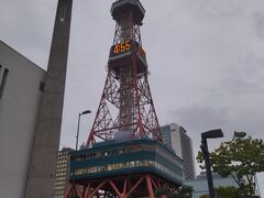 さっぽろテレビ塔は、札幌市の中心部の大通公園内に立つランドマークタワーです。
高さ90ｍに位置する展望台からは、札幌市内を360度見渡せたすことができます。
