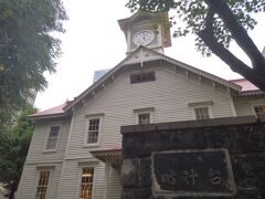 続いて、札幌市時計台にやってきました。
札幌市時計台は、札幌農学校の演舞場として明治11年に建てられ、現在は、国の重要文化財にも指定されている札幌のシンボルです。