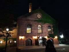 JR苗穂駅から徒歩で7分。「サッポロビール園」にある「サッポロビール博物館」です。
1966年に誕生したサッポロビール園には、「北海道と言えばサッポロビール」と言われているくらい有名な、札幌でおいしいジンギスカンが食べられるレストランがあります。