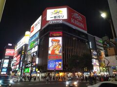 北の歓楽街といえば「すすきの」。
東京新宿の歌舞伎町、福岡博多の中洲と並ぶ日本三大歓楽街といわれています。
すすきの交差点には、ニッカハイボールやサッポロビール、キリンビールなどのネオンサインが光り輝き、連日多くの観光客や地元のみなさんで賑わっています。