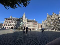 大聖堂から少し歩いてマルクト広場に来ました。先日行ったブリュッセル（https://4travel.jp/travelogue/11779954）に次ぐベルギー第2の都市アントワープの代表的な広場です。
