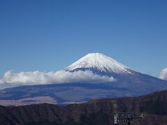 宿を出た後、大涌谷に行ってみた
風が強くてロープウエイは運休のようで、バス停に行列ができていた
富士山の絶景
雲のたなびきの形がいいね
