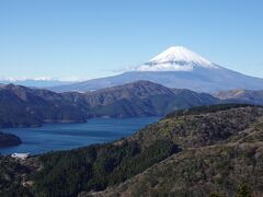 そして大観山からも壮大な風景が望めた
芦ノ湖の向こうに見る富士山
色々な角度から富士山を見ているが、これはベスト３に入るぐらいの雄姿だ