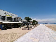 女木島海水浴場にやって来た。
7月中旬なのにだーれもいない。