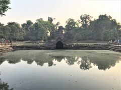 ニャック・ポアン。
貯水池の中に作られた寺院だそうです。
さらに寺院の中に池があって、病を治す施設になっていたと聞きました。
