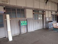 小樽駅へ到着しました。
レトロな雰囲気にびっくり！
昭和９年に建てられた駅舎を大事に使っているんですね～。
母が産まれた年ですよ・・。