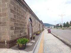 運河沿いの通りまで下りてきました。
明治時代の建物を利用した小樽市観光物産プラザ。
