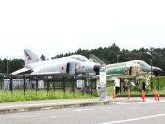 空港の駐車場は無料なためか、車一杯です。誰もいないけど車は一杯停まっている。
空港の手前が空港広場、ファントム広場。２機だけです。