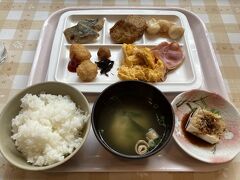 ホテルは素泊まりだったが、朝食が600円という安さだったので今日は朝食を頼んでみた。今までは乗っているだけだが今日は自分で運転なのでたっぷり食べておく。
600円なら十分