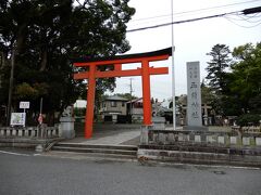 カーナビにお任せで気楽に走り、２時間半ほどで玉前神社に到着。

駐車場は、この鳥居の左に行ってぐるっと回って神社の斜め右後方に入口があります。　この位置だと鳥居の向こうに民家が写るので・・・。
