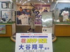 新花巻駅で観光案内所を訪ねると
大谷翔平選手のコーナーが展示されていました。
「そうか！大谷選手の出身高校は花巻高校だ。
ここに来るまでまったく気が付きませんでした。