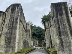 次に大谷寺を出て、すぐそばの平和観音へ。
途中の岩の間も凄い！