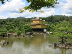 続きまして金閣寺。二条城からバスで移動。
こちらも空いていて他の人が入らない状態で金閣寺と写真が撮れました。