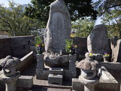 江東寺
島原の乱で藩取り潰しと斬首に遭った松倉重政の墓碑(中央)が。松倉氏の菩提寺です。奥には、島原の乱で幕府軍の総司令官を務め、戦死した板倉重昌の墓碑も。どちらも破損しているのは、島原大変後に土石流の下から見つかったため。
江東寺には、原城から福岡藩主黒田光之が戦利品として持ち帰った蘇鉄の木も移植されています。