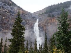 カナディアンロッキー3日目、早朝にまず向かったのはヨーホー国立公園の北側タカカウ滝 Takakkaw Falls。標高差400ｍの大きな滝、たくさん水飛沫を浴びます。ここまでは車で簡単に来られます。