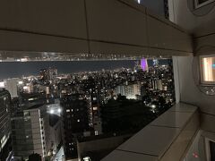 隙間から夜のタワー。