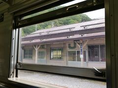 立派な峠下駅。JRマーク大きいな。