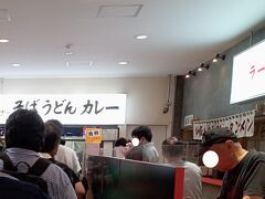 せっせとカロリー消費で30分歩いて燕三条駅に戻り、電車に乗って新潟駅に到着。目当ては有名な黄色いアレです！！！匂いと行列でスグわかりました。