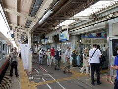 　デザートを食べ終わる頃に、２つめの下車観光駅・魚津着。飽きさせず急かされない、時間の塩梅が素晴らしいです。
　イベント盛りだくさんの列車も楽しいんだけど、食事を中座しての下車観光は、いずれの印象も散漫になってしまいますので。
