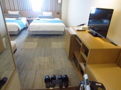 今回は、アートホテル石垣島。ツインルームのオーシャンビューです。室内スリッパで過ごすようにスリッパが置かれています。