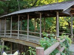 鹿教湯温泉に到着したので、あたりを散策します。
いくつか見学箇所はいくつかありますが、いちばん有名なのは、五台橋でしょう。

日本では珍しい屋根のある橋です。
