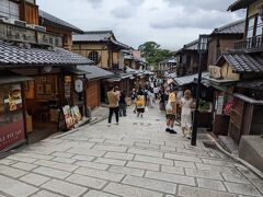 清水寺を脱出し、二寧坂へ。人が多い
着物で歩いているカップルもちらほら見かけますが、着物レンタル的なやつなんでしょうか。すごいよね。こう、全力で京都を楽しみに行っているのがすごい
修学旅行は京都だった夫いわく、昔はあぶらとり紙の店がいっぱいだったようなんですけど、あぶらとり紙バブルはとうに弾けたのか全然見ませんね。でも確かに昔あぶらとり紙が流行った時期があった気がする