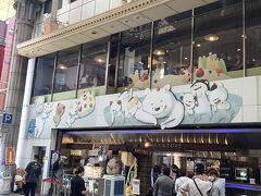 城山展望所から歩いて山を下りて、徒歩20～30分で天文館という繁華街のむじゃき本店に到着。日差しが辛い。
昼12時に行ってみたら行列！
時間ないからダメかと思ったら、テイクアウトもやっていた。