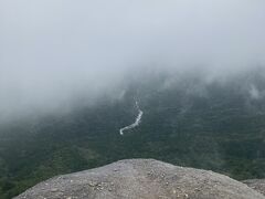 13時、太鼓岩に到着。標高1070m(入口からの標高差470m)。出発から2時間。
雲が一瞬切れて景色が見られた。