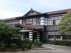 次は、明倫学舎です。
藩校跡に建つ日本最大級の木造校舎だそうです。
こういう建物大好きです。
