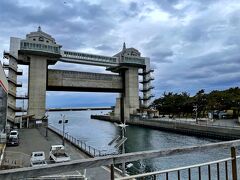 日本最大級の水門が裏手にありました。
東海地震の津波対策の一環として作られたらしいですね。


お土産も買い食事も済ませて帰宅しました。
1泊2日ですが家族水入らずの旅ができて良かったなと思います。
両親に思い出をプレゼントできたかな。