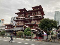 チャイナタウン駅からちょっと離れてますが、中国式の朱いお寺　無料らしいのですが、団子優先　後で行ってみようかと思ってましたが、忘れててホテルに行っちゃいました