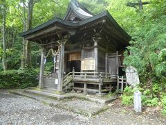 すぐ隣にあるのは九頭龍神社
戸隠山の主というか地主の神様だそうです。
