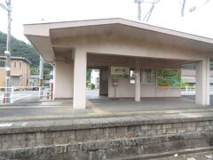 2022.08.28　播州赤穂ゆき普通列車車内【あと616円】
混雑状況次第でここで降りようかと思っていたが、やっぱりやめた。高級カメラをズラリと並べたベテランの諸先輩方の中に、素人の私が入る余地はない。