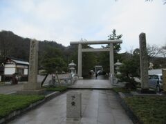 歩いて行くと元伊勢籠神社と言う神社がありました。
上の展望台に行くには神社を抜けて行く必要があるので、神社にもお邪魔します。
