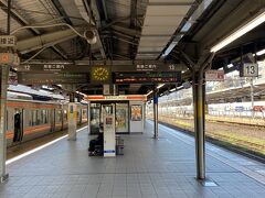 三重県ならほぼ近鉄を使いますが、今回はたまにはJR関西本線で行きます。。。。２両なので立ち席でした。