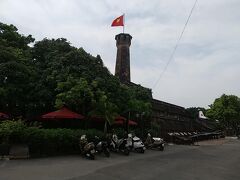 午後は、まずタンロン遺跡に近いベトナム軍事歴史博物館に。1812年建立の国旗掲揚台がこちらにあります。誇らしげに掲げられているベトナム国旗。