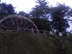 途中の杉並木公園に巨大水車を発見。