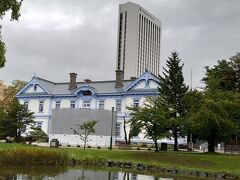 豊平館と昔のノボテルホテル札幌です。いつかこのホテルにも泊まってみよう！最上階から中島公園の景色を眺めたい！