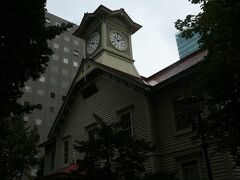 そして札幌時計台を下から眺め・・